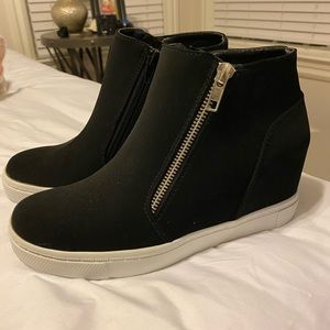 Black wedge sneakers